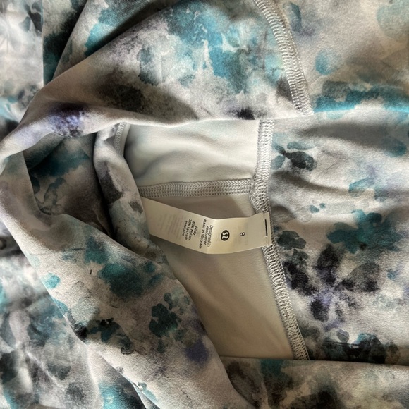 🍋 🍋NWT Lululemon Cropped workout leggings, Size 8 - Picture 2 of 6